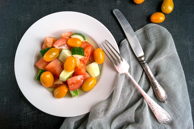 Salada com legumes frescos em fundo preto