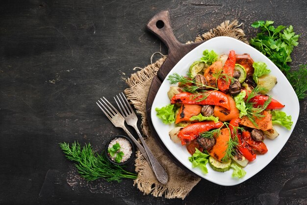 Salada com legumes grelhados vista superior espaço livre para o seu texto estilo rústico