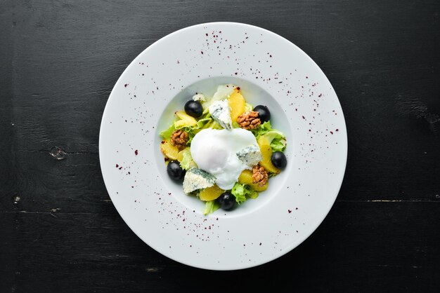 Salada com legumes queijo azul azeitonas e nozes salada de legumes vista superior espaço para texto grátis