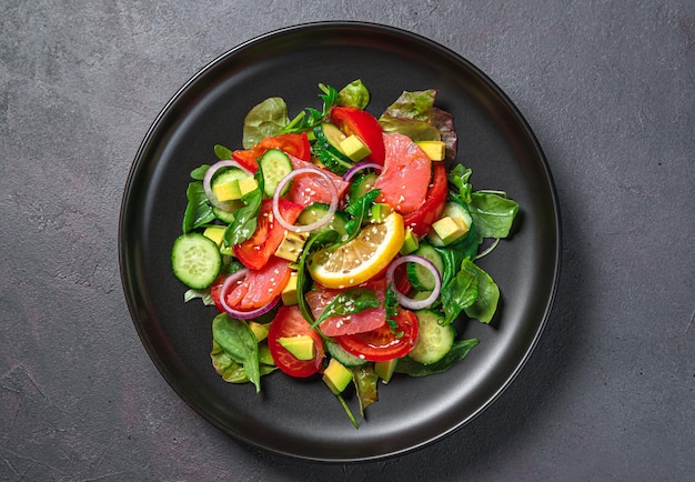 Salada com legumes salmão ervas frescas e sementes de gergelim e linho