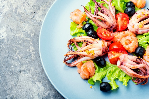 Salada com lulas e frutos do mar