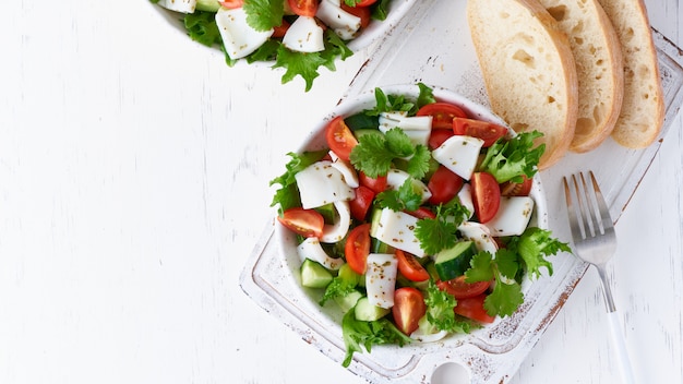 Foto salada com lulas, pepinos, tomates e alface. lchf, fodmap, dieta paleo. vitamina fresca da primavera