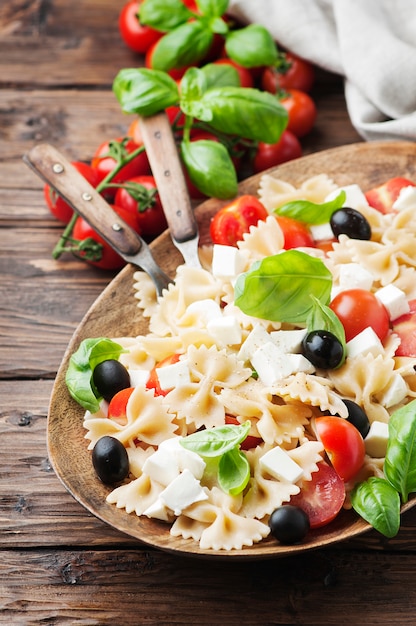 Salada com macarrão frio, manjericão e mussarela