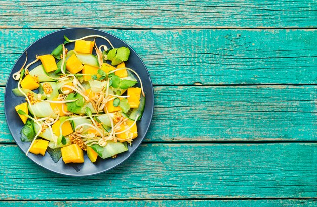 Salada com manga e legumes.