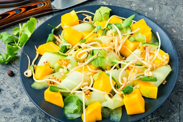 Salada com manga e legumes.