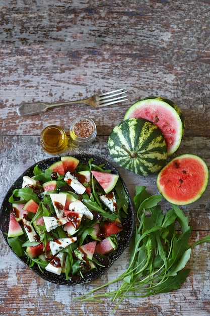 Salada com melancia, rúcula e queijo branco