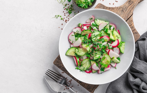 Salada com micro verdes de pepino rabanete e sementes de linho em um fundo claro