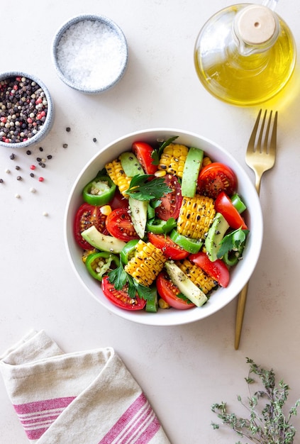 Salada com milho abacate tomate pimentas e salsa Alimentação saudável Comida vegetariana