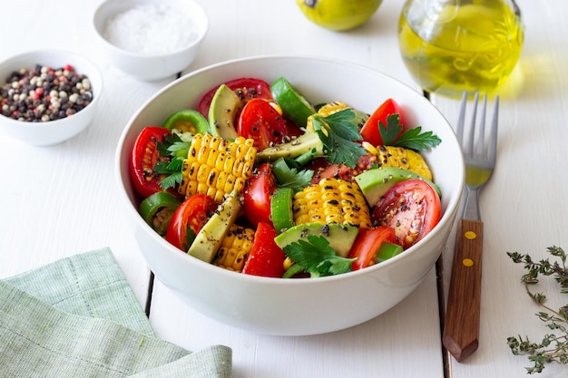 Salada com milho abacate tomate pimentas e salsa Alimentação saudável Comida vegetariana