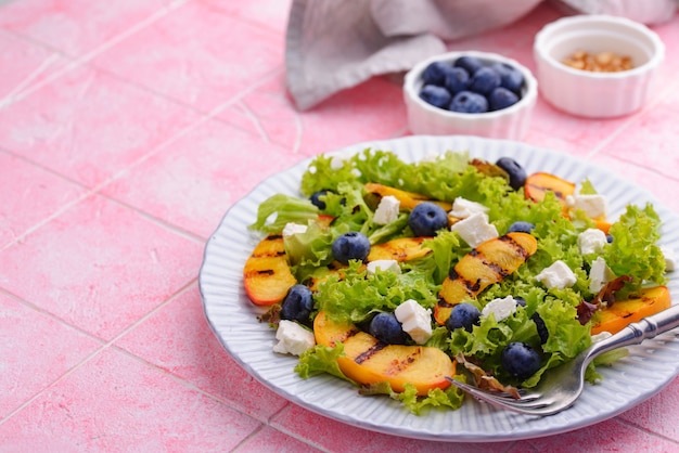 Salada com mirtilo pêssego grelhado e queijo feta