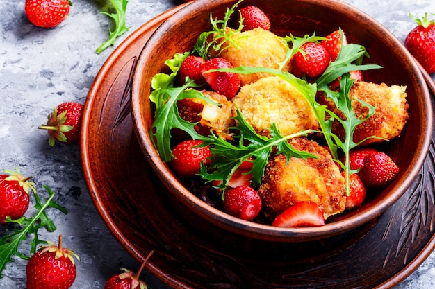 Salada com morango e queijo frito