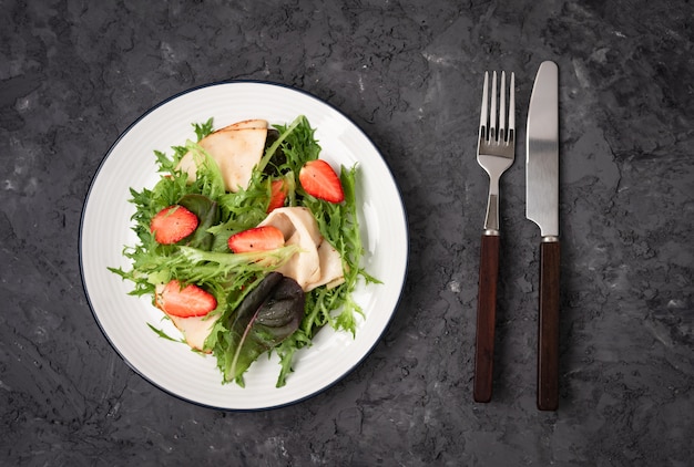 Salada com morangos e presunto por lado