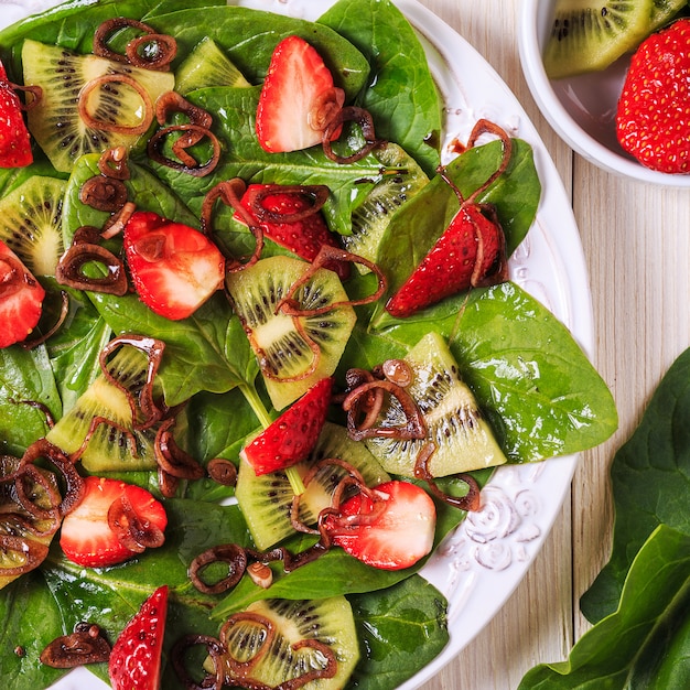 Salada com morangos, kiwi, espinafre.