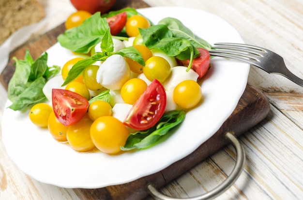 Salada com mussarela fresca, tomate e manjericão.