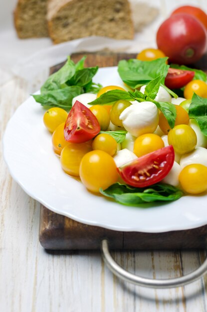 Salada com mussarela fresca, tomate e manjericão.