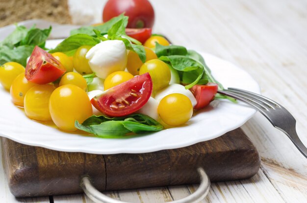 Salada com mussarela fresca, tomate e manjericão.