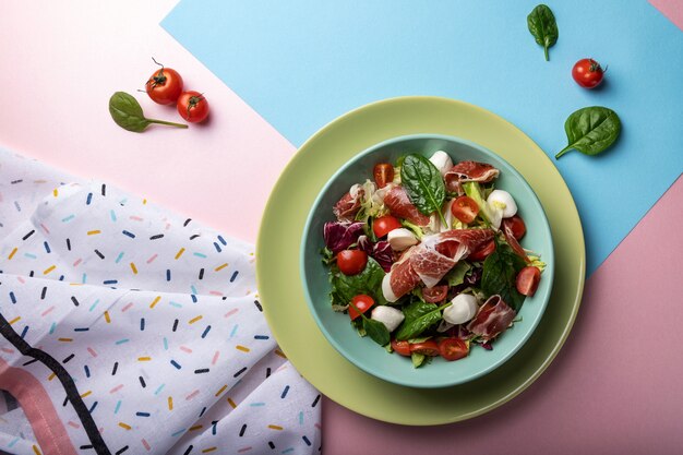 Salada com mussarela mini, tomate cereja, espinafre e presunto