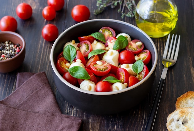 Salada com mussarela tomate nozes e manjericão Alimentação saudável Comida vegetariana Dieta