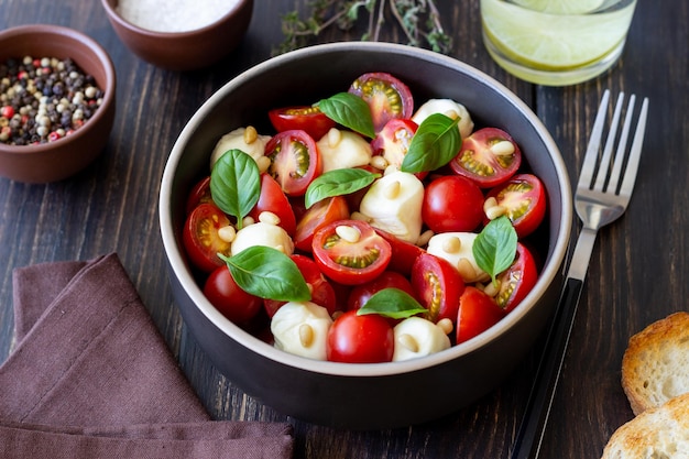 Salada com mussarela tomate nozes e manjericão Alimentação saudável Comida vegetariana Dieta