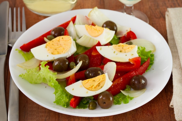 Salada com ovo, cebola e azeitonas