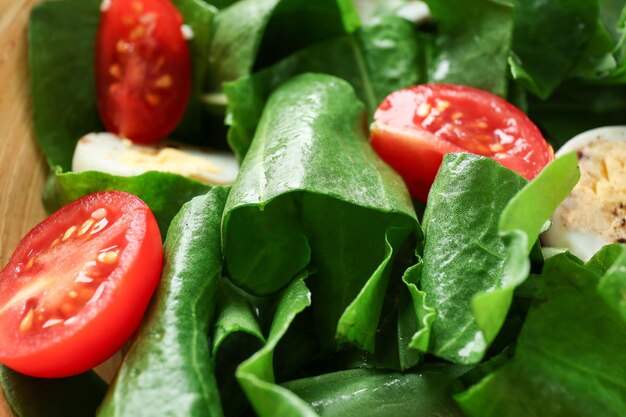 Salada com ovo de codorna e espinafre close-up