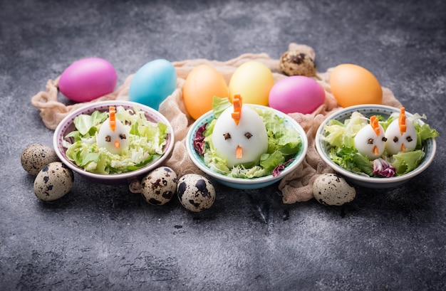 Salada com ovos em forma de galinhas. Comida festiva.