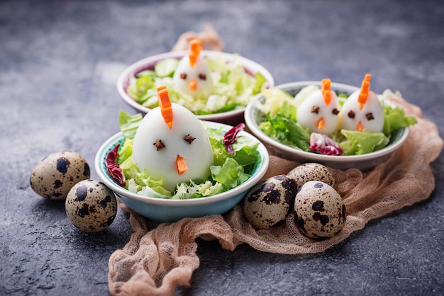 Salada com ovos em forma de galinhas. Comida festiva.