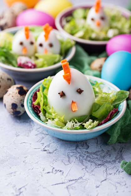 Salada com ovos em forma de galinhas. Comida festiva.