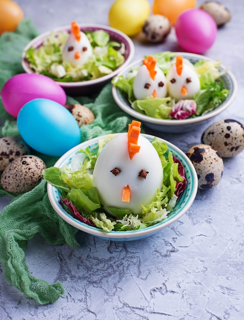 Salada com ovos em forma de galinhas. Comida festiva.