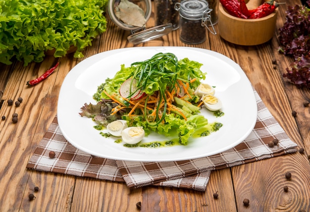 Salada com ovos, tomate cereja, rabanete, cenoura e pimentão amarelo.