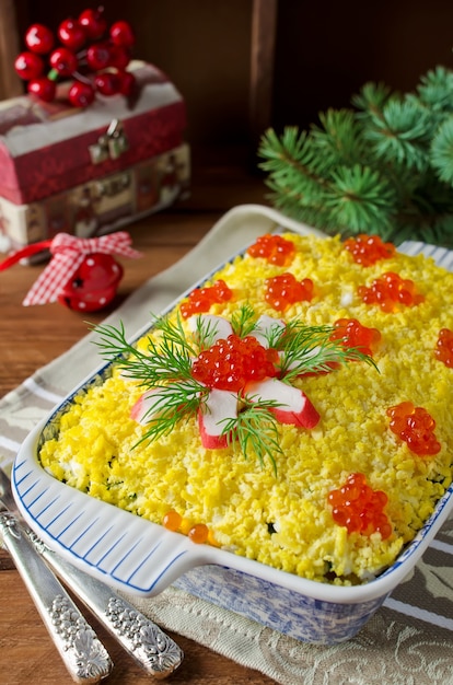 Salada com palitos de caranguejo decorado com caviar vermelho