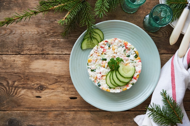 Salada com palitos de caranguejo, legumes, arroz e ovos