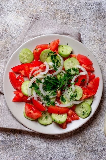 Foto salada com pepino e tomate