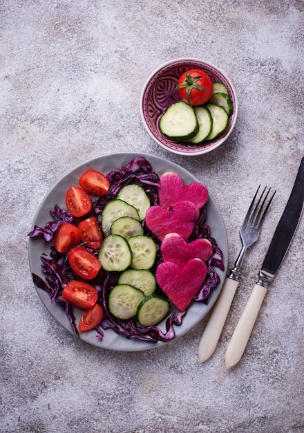 Salada com pepino, tomate e repolho roxo
