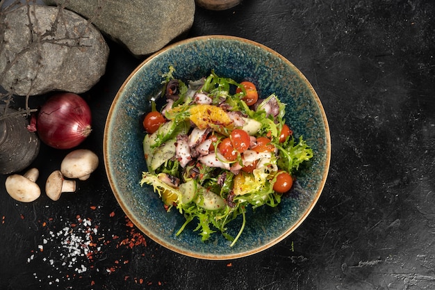 Salada com polvo, laranja, rúcula e vegetais frescos