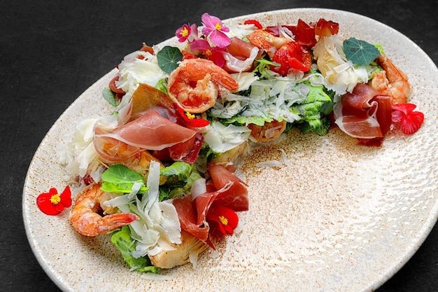 Salada com presunto de camarão e queijo em um prato