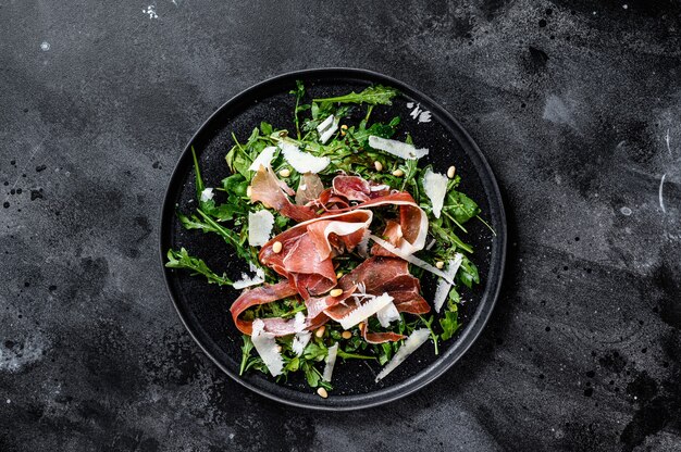 Salada com presunto prosciutto e queijo