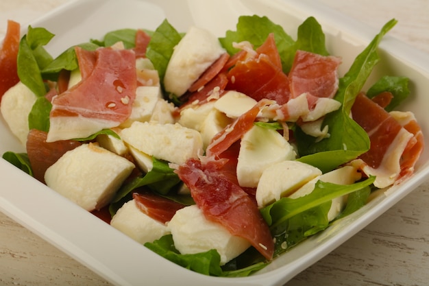 Salada com proscuitto, mozzarella