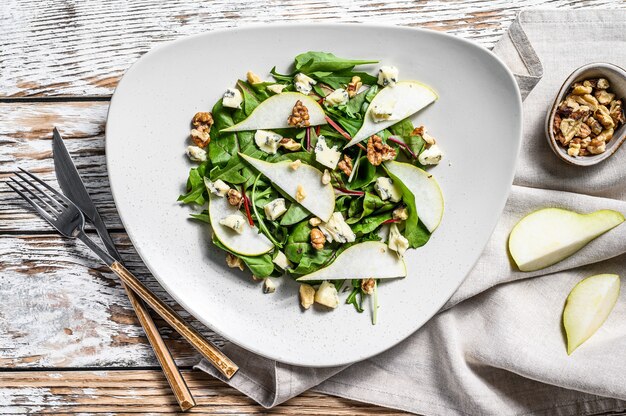 Salada com queijo azul, peras, nozes, acelga e rúcula