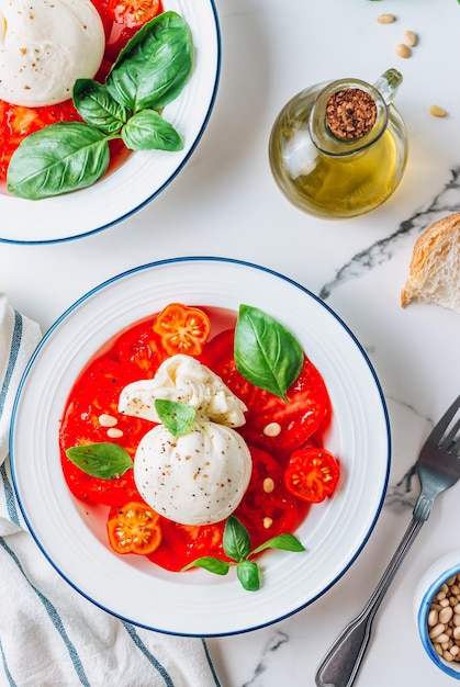 Salada com Queijo Burrata de Tomate com Manjericão e Azeite