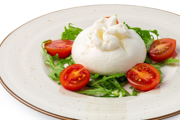 Salada com queijo burrata e tomate cereja isolado no branco