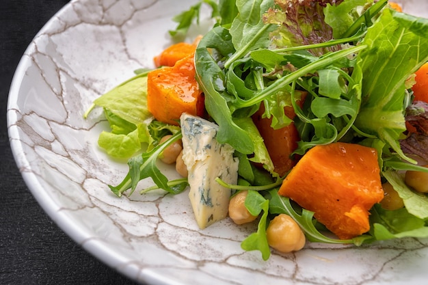 Salada com queijo de abóbora e ervas em um prato