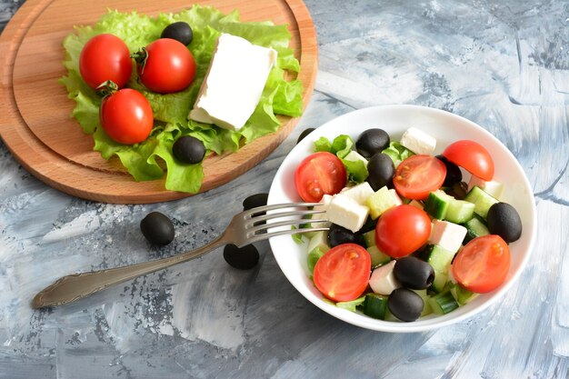 Salada com queijo feta e azeitonas