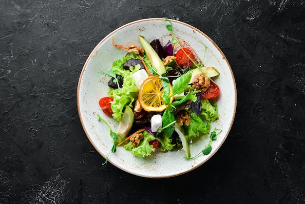 Salada com queijo feta, nozes e tomate cereja No prato Estilo rústico Vista superior Espaço livre para o seu texto