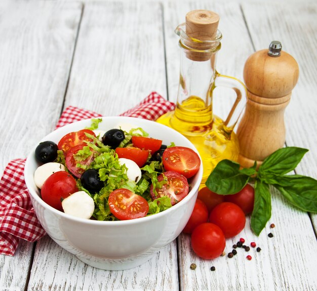 Salada com queijo mozarella e legumes