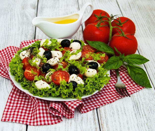 Salada com queijo mozarella e legumes