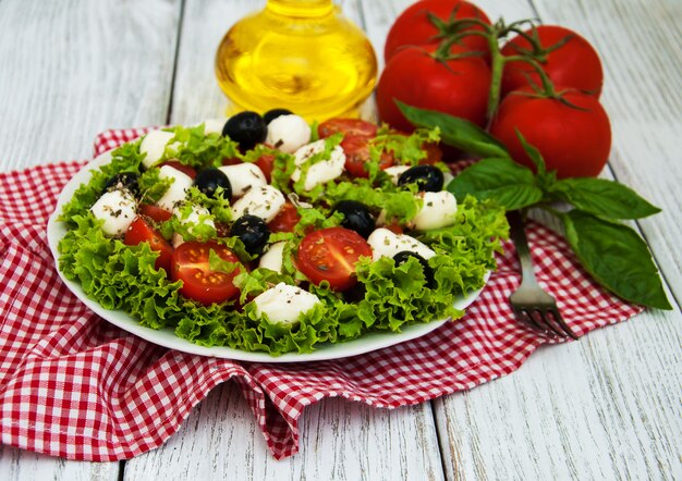 Foto salada com queijo mozarella e legumes