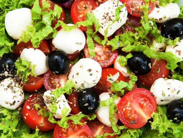 Salada com queijo mozzarella e legumes