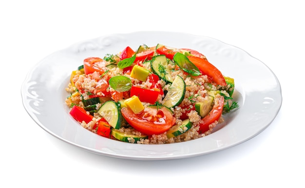 Salada com quinoa e legumes frescos em um prato branco é isolada em um fundo branco Salada de vitamina saudável