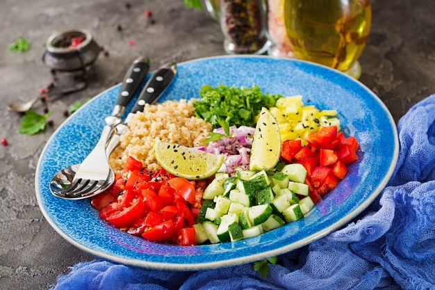 Salada com quinoa, rúcula, pimentão, tomate e pepino na tigela